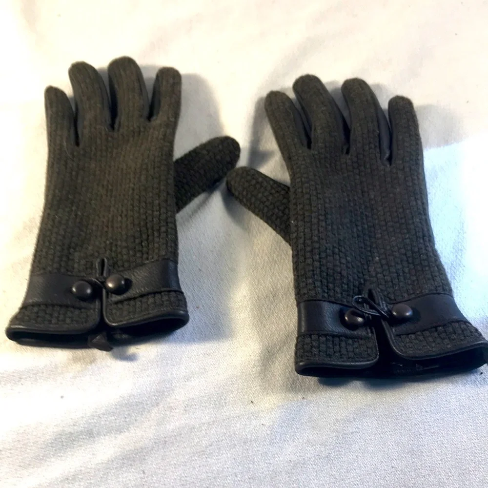 Women’s Green Wool Knit and Brown Leather Fashion Driving Gloves with Buttons